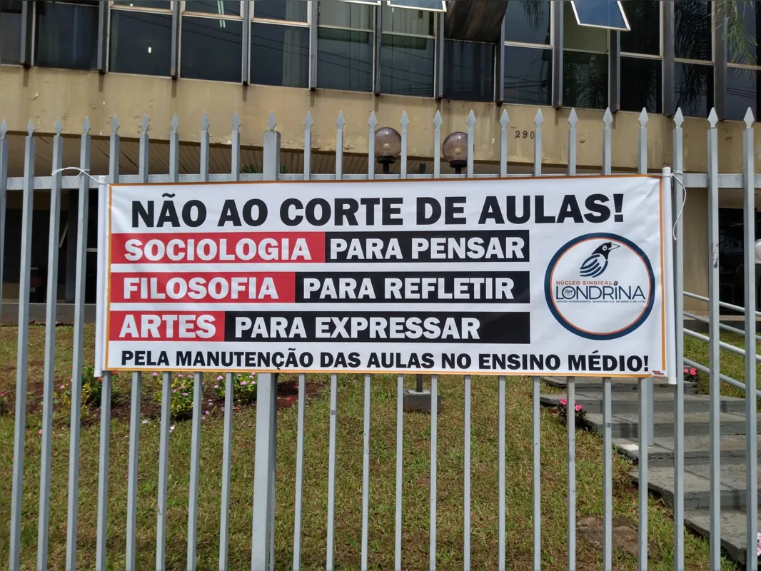 Imagem ilustrativa da imagem Professores protestam por aulas de filosofia, sociologia e artes