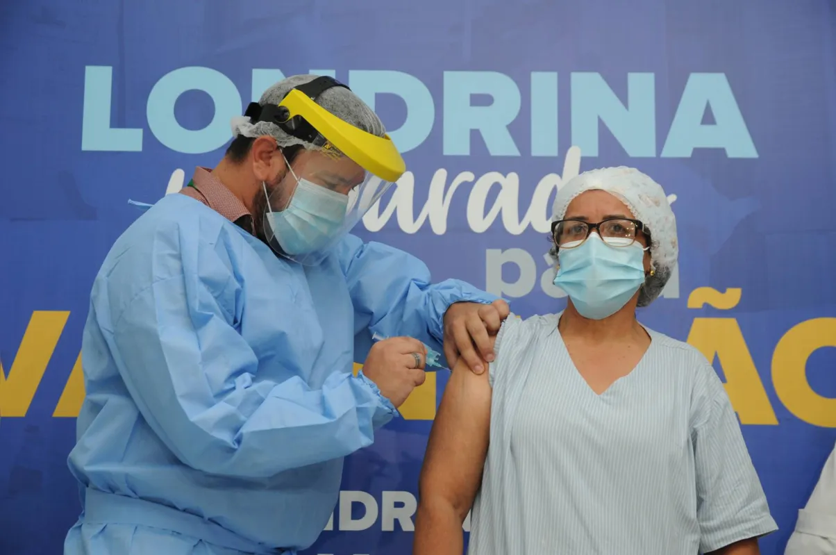 A técnica de enfermagem Rosimeire Oliveira de Paula, 53 anos, foi a primeira profissional da unidade a ser vacinada nesta terça-feira (19) .