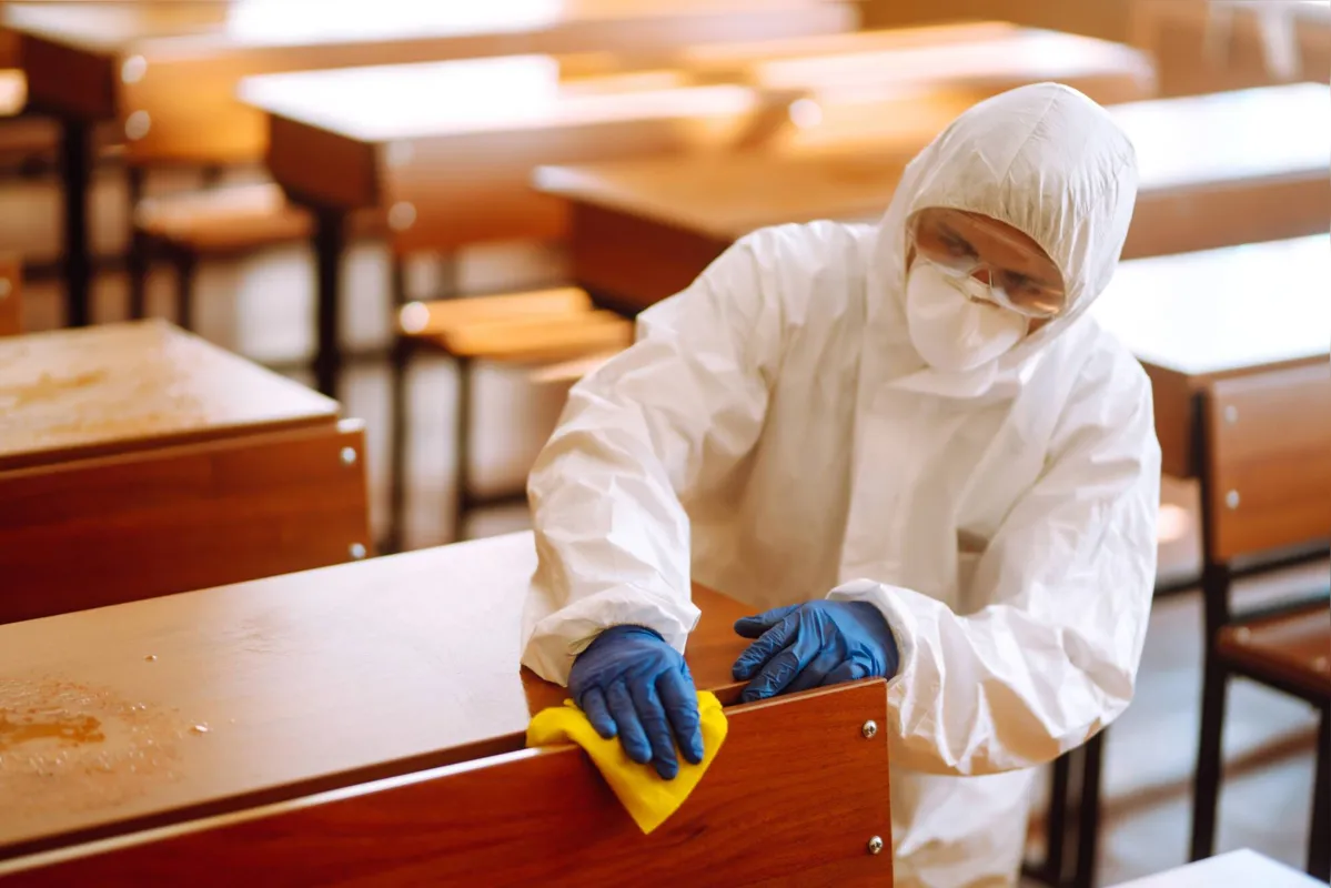 A pandemia da Covid-19 mudou o cenário das escolas em todo o mundo. As normas sanitárias são rígidas e um exemplo é a limpeza cuidadosa dos ambientes