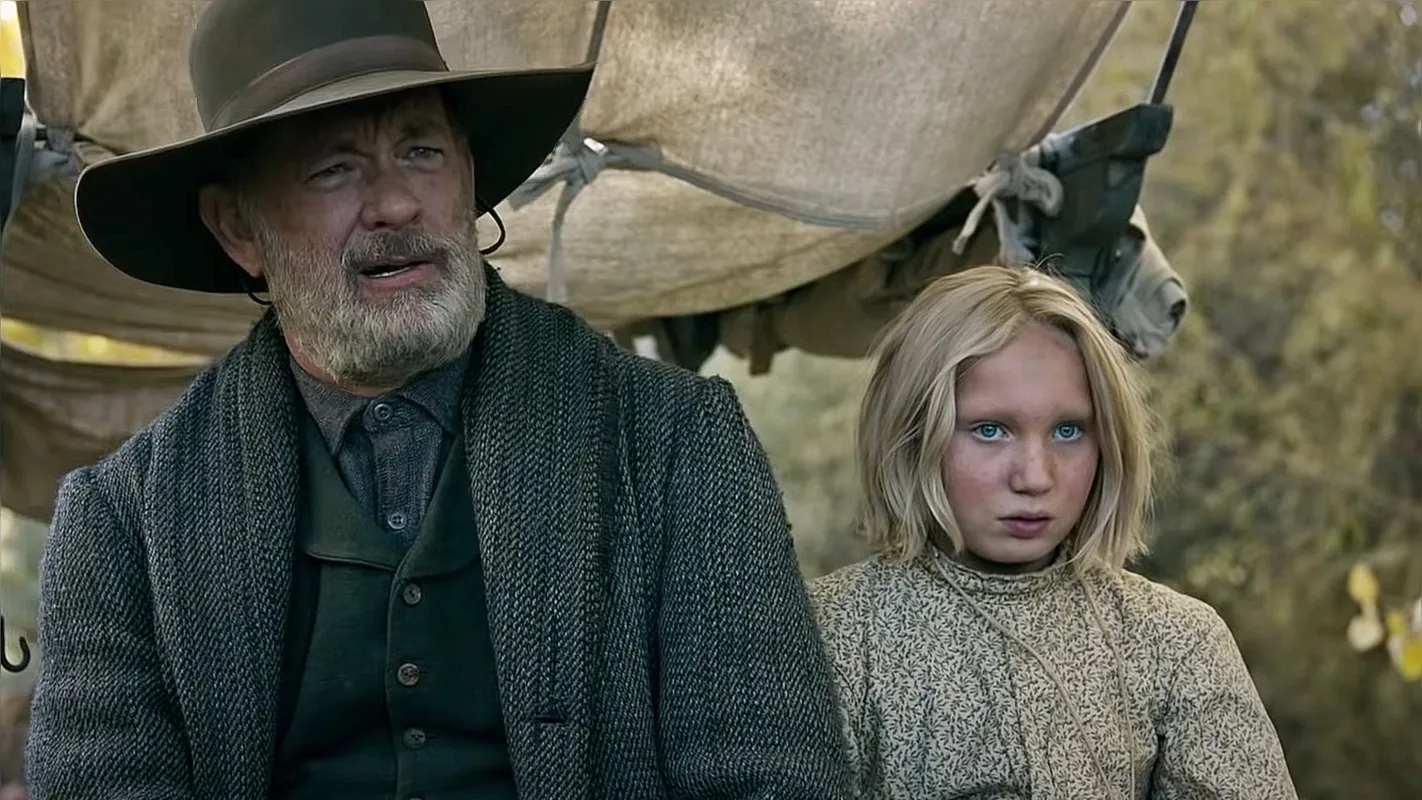 Tom Hanks: no papel de um veterano de guerra, ele leva uma órfã para reencontrar parentes e atua como um leitor nômade que leva notícias relevantes para um público analfabeto 