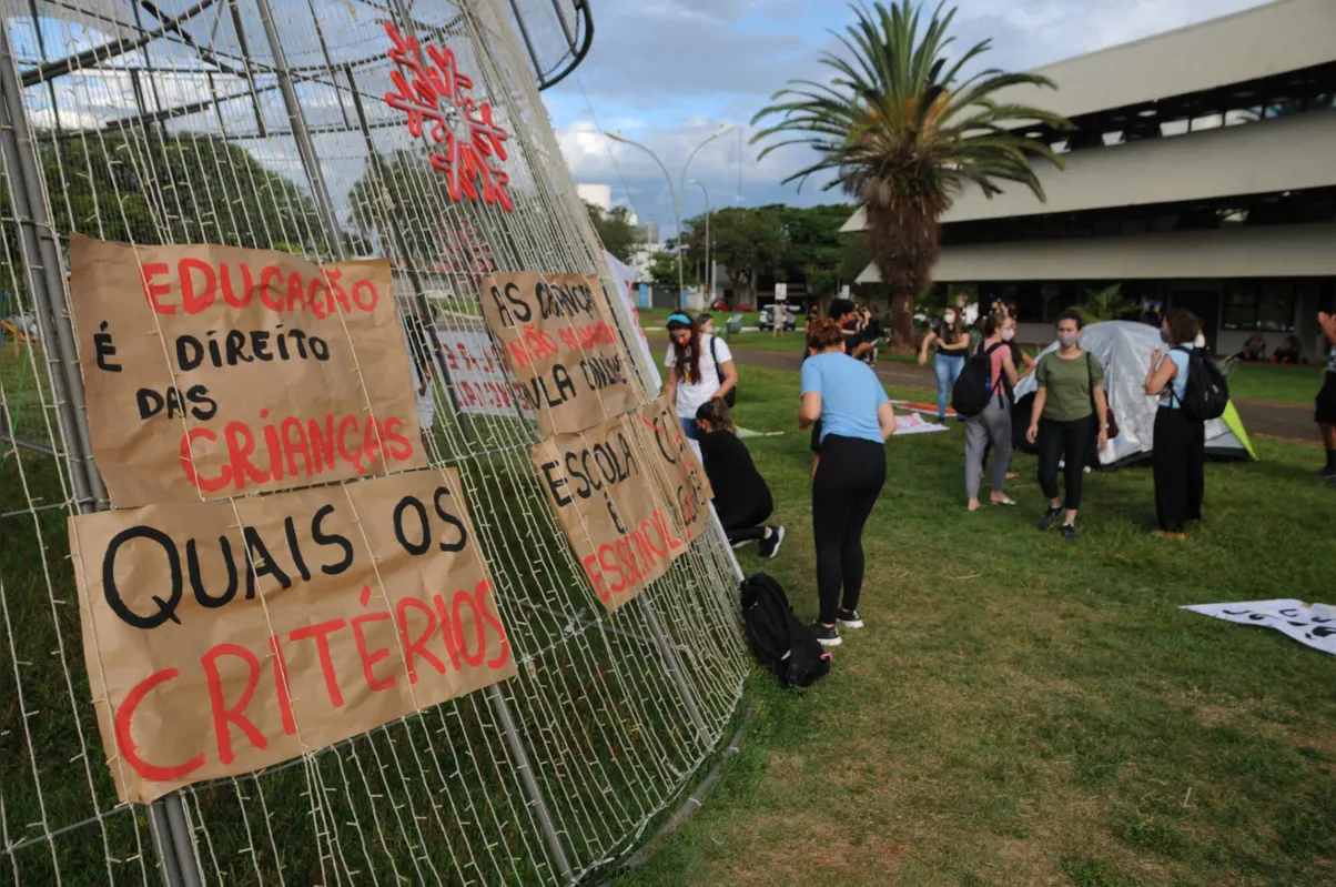 Imagem ilustrativa da imagem Representantes de escolas particulares acampam em frente à prefeitura
