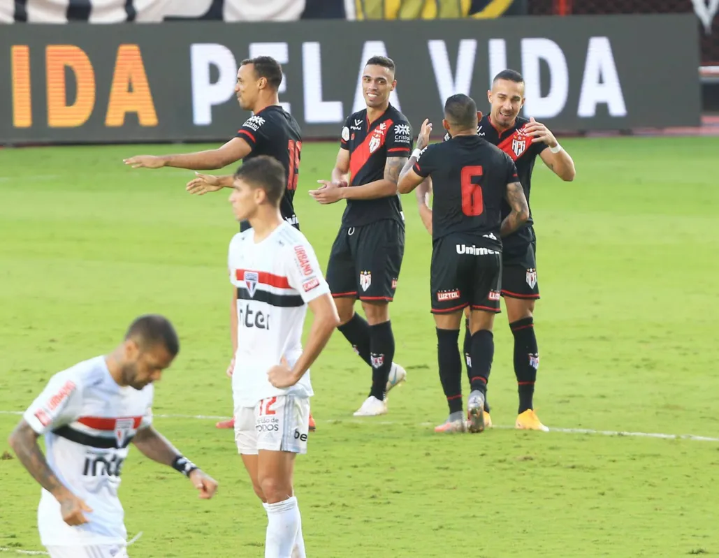 Imagem ilustrativa da imagem São Paulo perde, chega a 7 jogos sem vencer e pode ver título distante