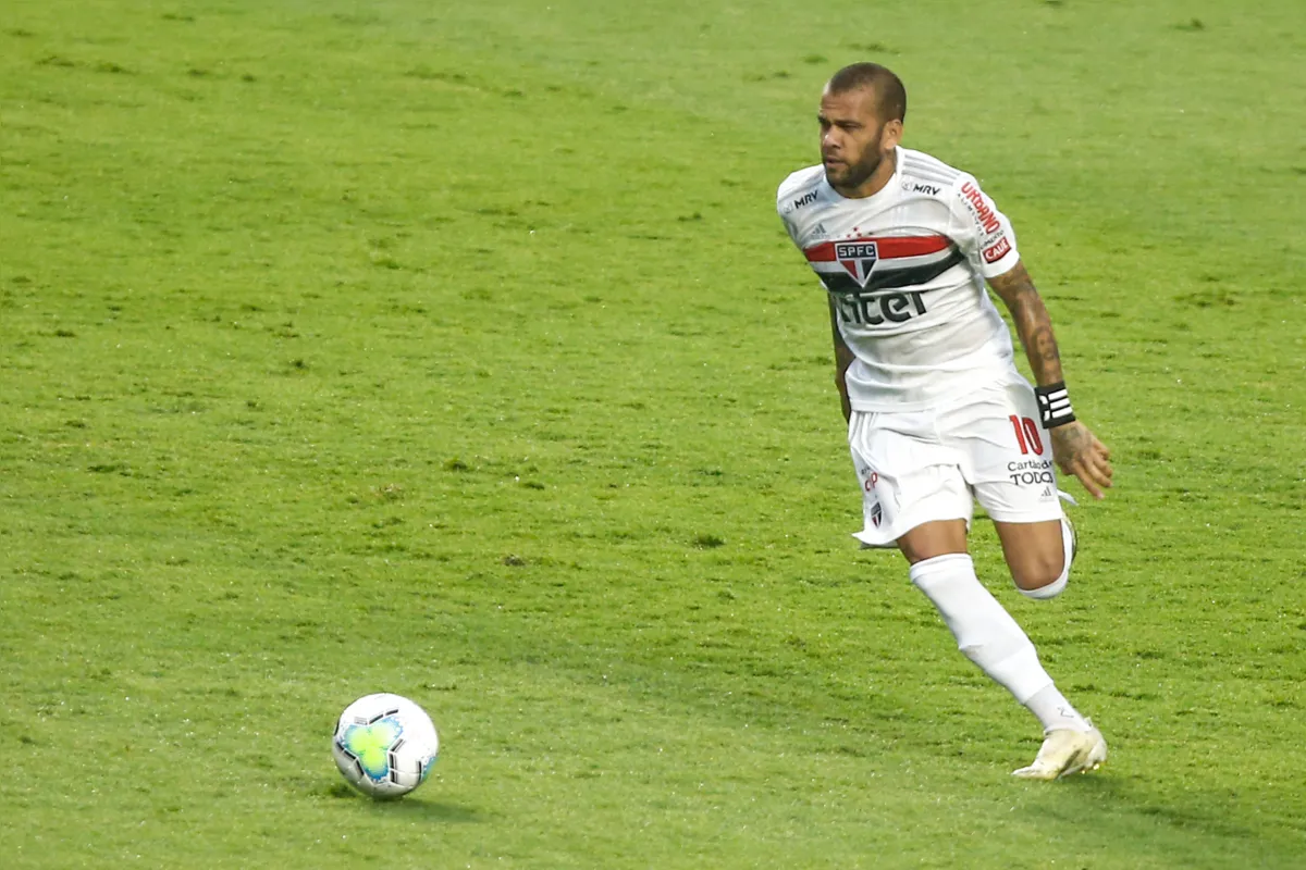 Daniel Alves comanda o meio-campo do São Paulo no clássico decisivo contra o Palmeiras