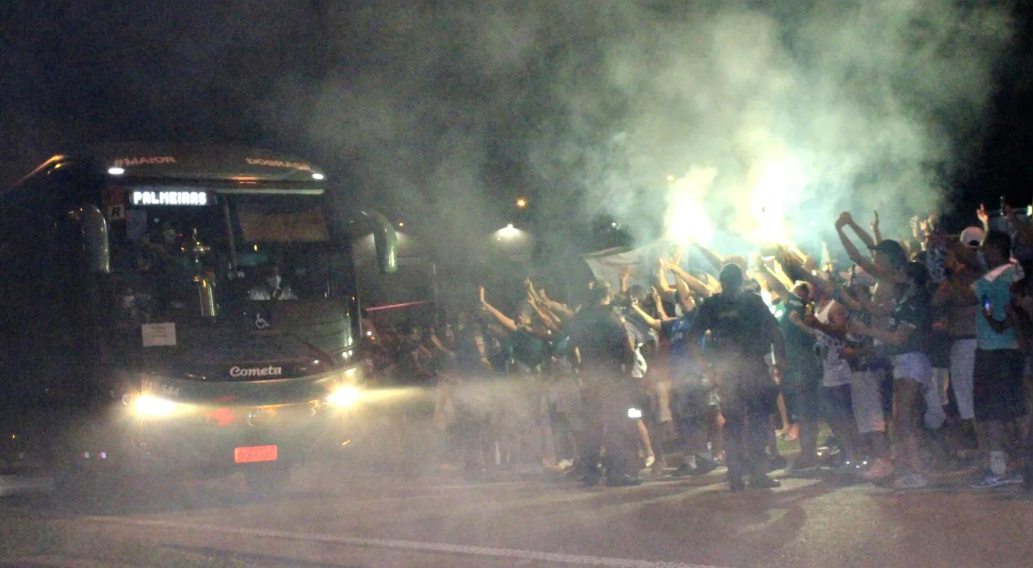 Imagem ilustrativa da imagem Sem protocolos, Palmeiras é recebido com festa e aglomeração após Libertadores