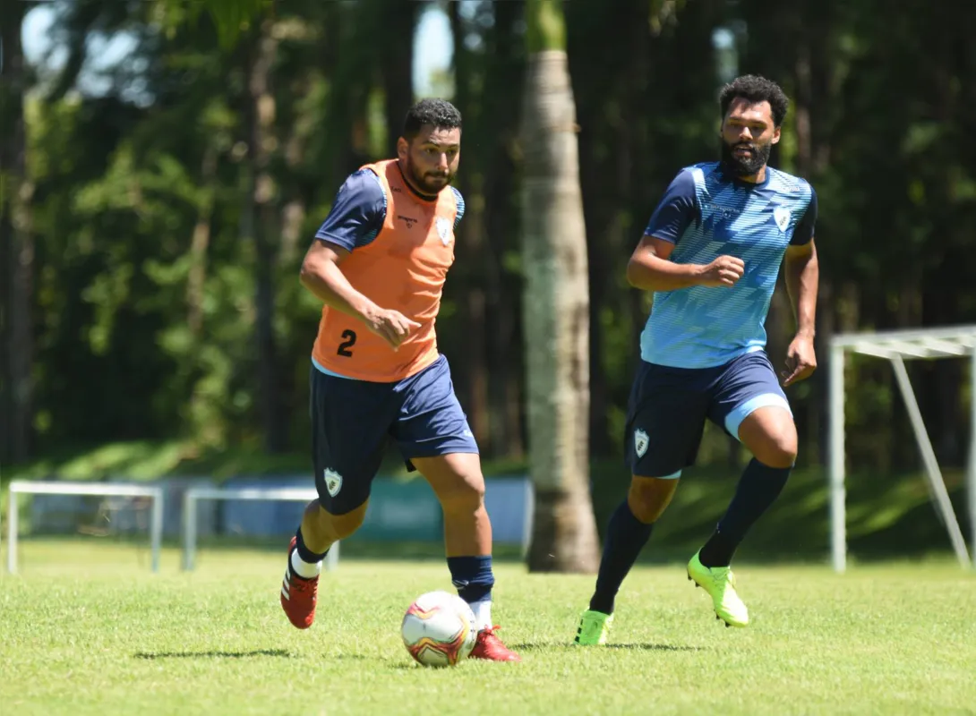 Titular na série C, Carlos Henrique disputa com Safira a vaga de camisa 9 do LEC no Paranaense