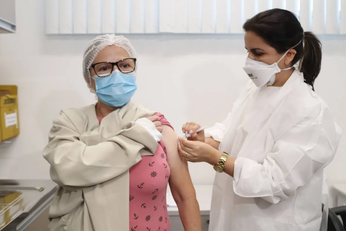 Em Cambé, a primeira pessoa a receber a vacina foi a técnica de enfermagem Onofra Tavares, 65, que atua na UBS Cambé 4.