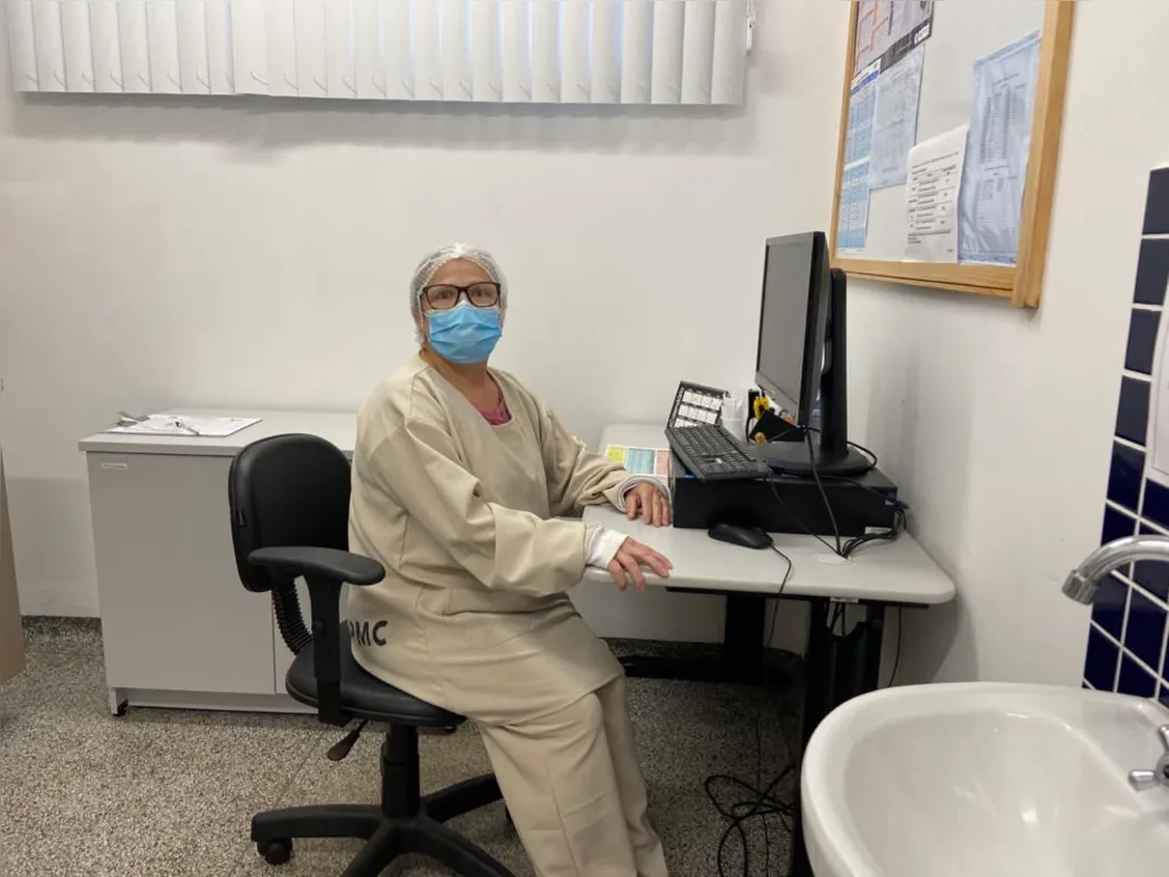 Em Cambé, a primeira pessoa a receber a vacina foi a técnica de enfermagem Onofra Tavares, 65, que atua na UBS Cambé 4. 