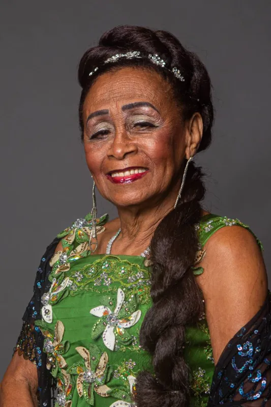 Celestina Marina, 79, se apresentou com a música 'Cordas de Aço'