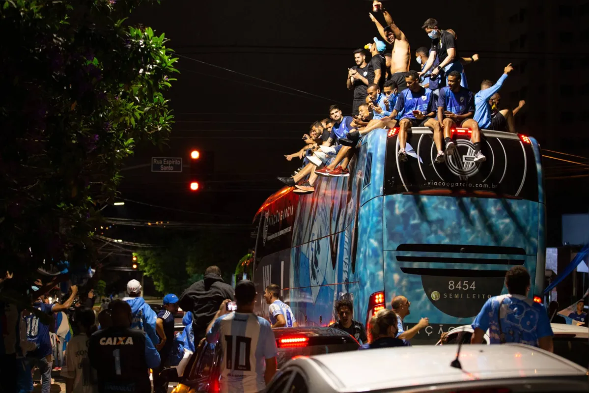 Imagem ilustrativa da imagem Torcedores rompem a madrugada para receber o Tubarão