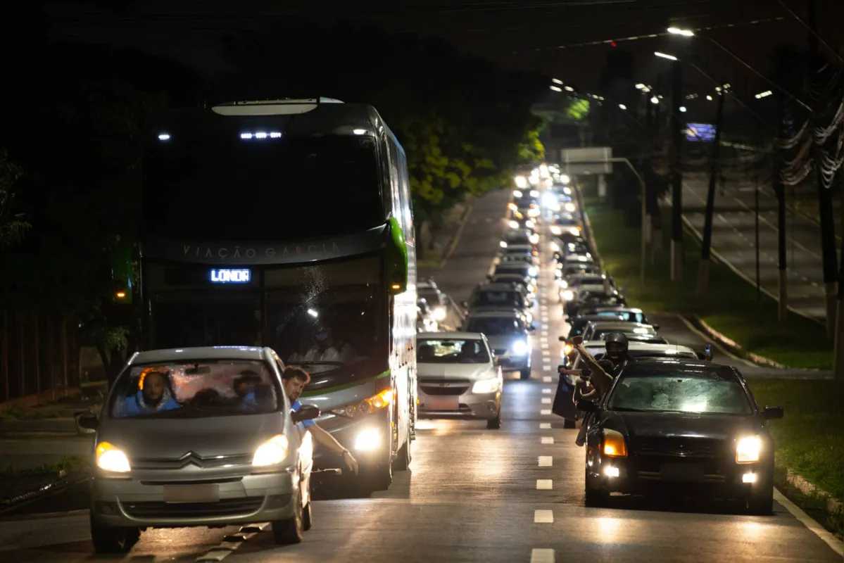 Imagem ilustrativa da imagem Torcedores rompem a madrugada para receber o Tubarão