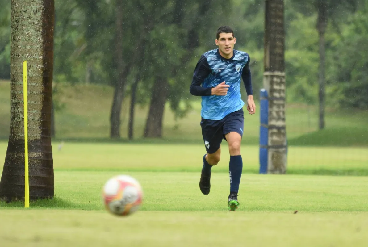 Titular na Série C, Matheus Bianqui briga por uma vaga no meio-campo do LEC para o Paranaense