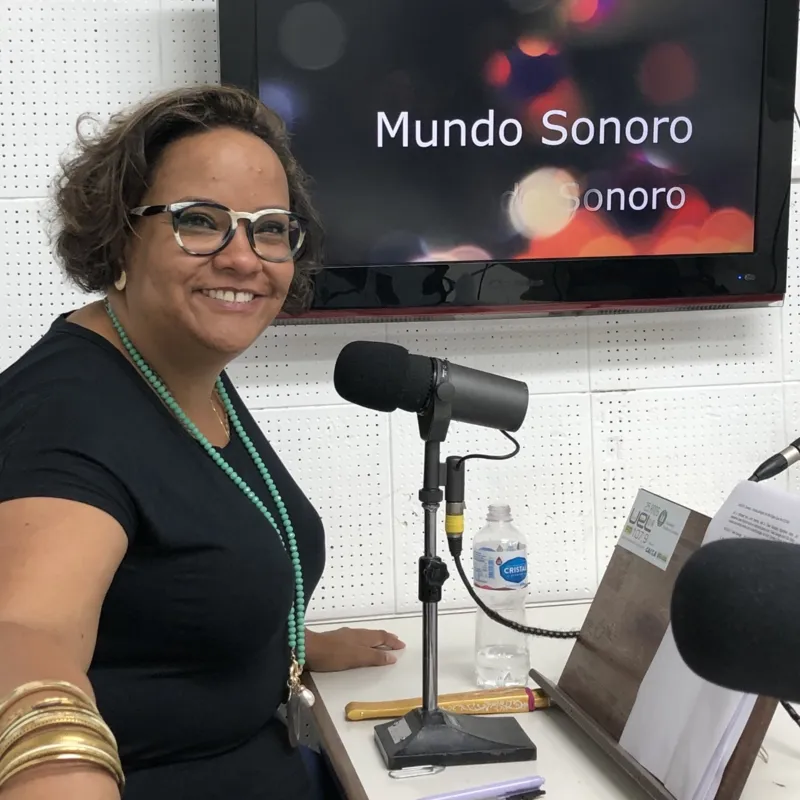 Janaína Ávila é a apresentadora do programa Mundo Sonoro que agora integra uma rede que tem ouvintes em 180 países 