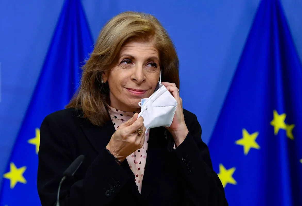 "Queremos clareza nas transações e total transparência no que diz respeito à exportação de vacinas da UE", declarou Stella Kyriakides