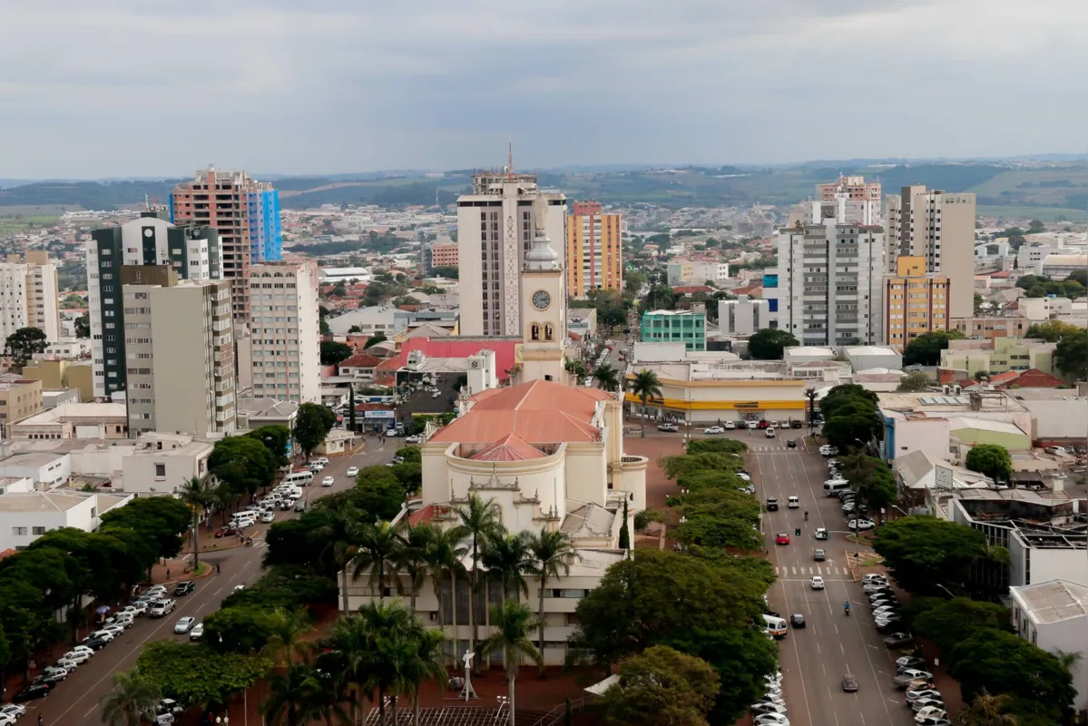 Nesta primeira etapa, três equipes  irão se deslocar para aplicar as doses no público-alvo, que inclui, além dos idosos, profissionais de saúde