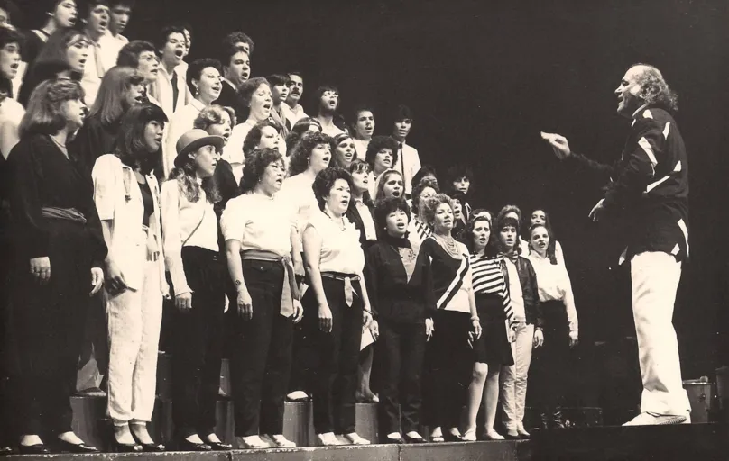 Maestro Othonio Benvenuto regendo o coro da Universidade Estadual de Londrina em 1980