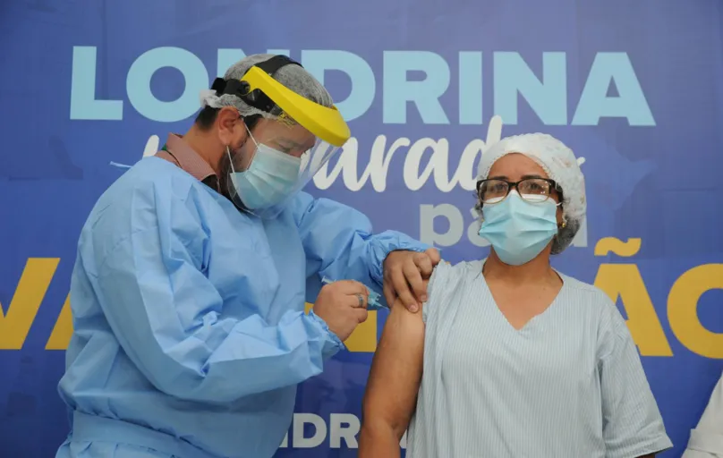 A técnica de enfermagem Rosimeire Oliveira de Paula, 53 anos, foi a primeira profissional da unidade a ser vacinada nesta terça-feira (19) .