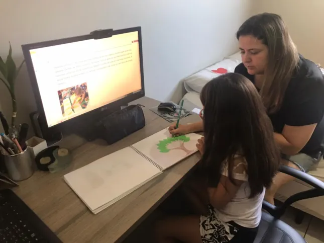 Kelly Cristina Prado de Almeida Yassuda, mãe de Rafaela e de filhas gêmeas: "O trabalho de alfabetização é desafiador para todos"