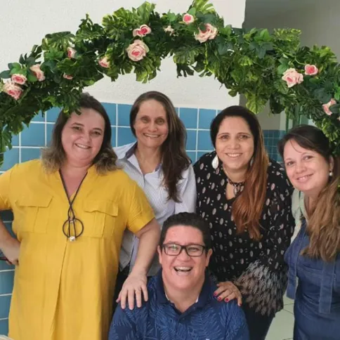 De preto, a diretora Ivete Pimentel, da Escola Francisco Pereira de Almeida Júnior, e equipe