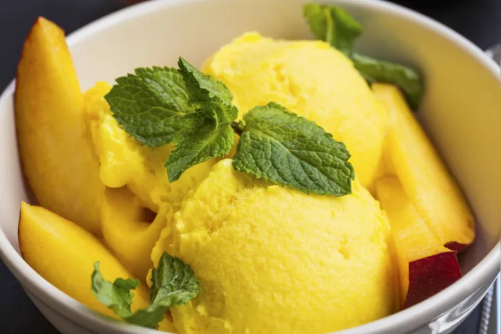 Frutas substanciais como a manga dão excelentes sorvetes ou gelados
