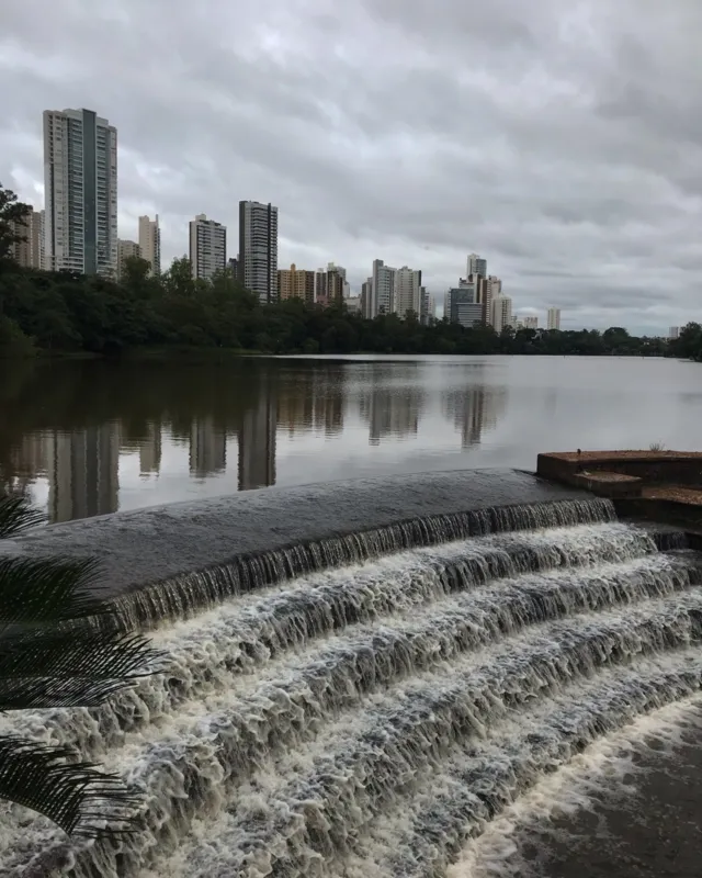 Imagem ilustrativa da imagem A CIDADE FALA - Cair da água