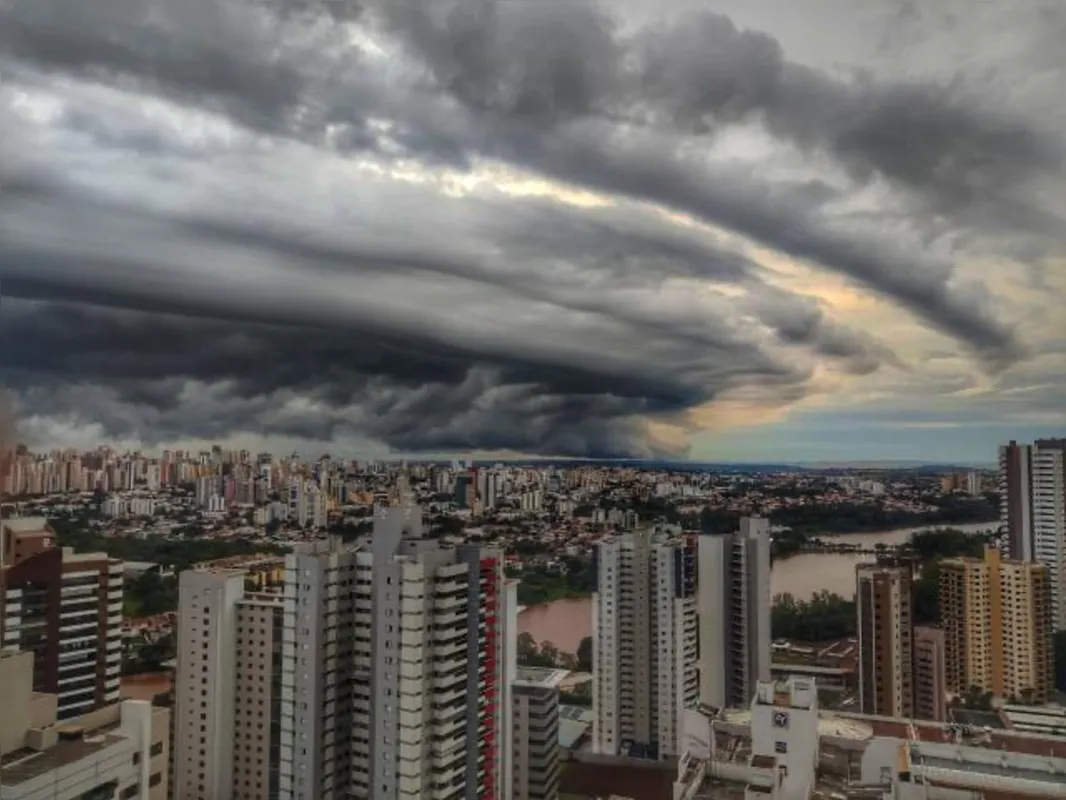 Imagem ilustrativa da imagem A CIDADE FALA - Como uma onda no céu