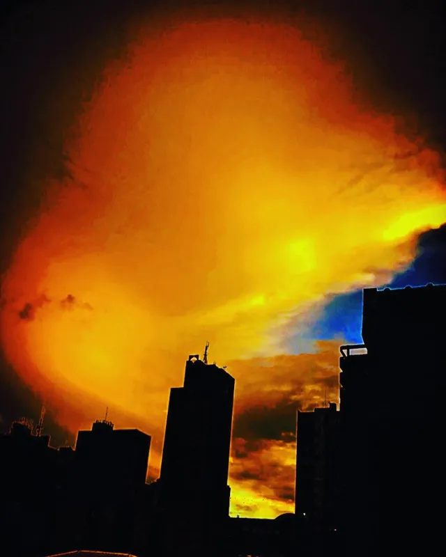 Imagem ilustrativa da imagem A CIDADE FALA - Cores-luz
