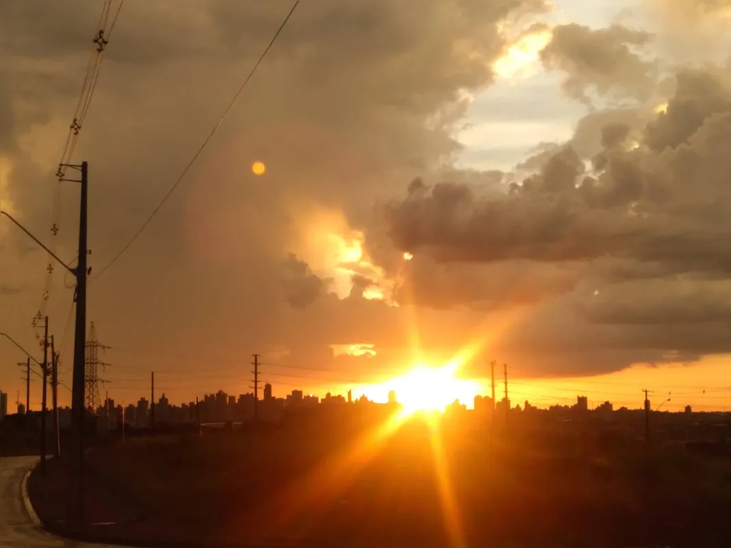 Imagem ilustrativa da imagem A CIDADE FALA - Ocaso