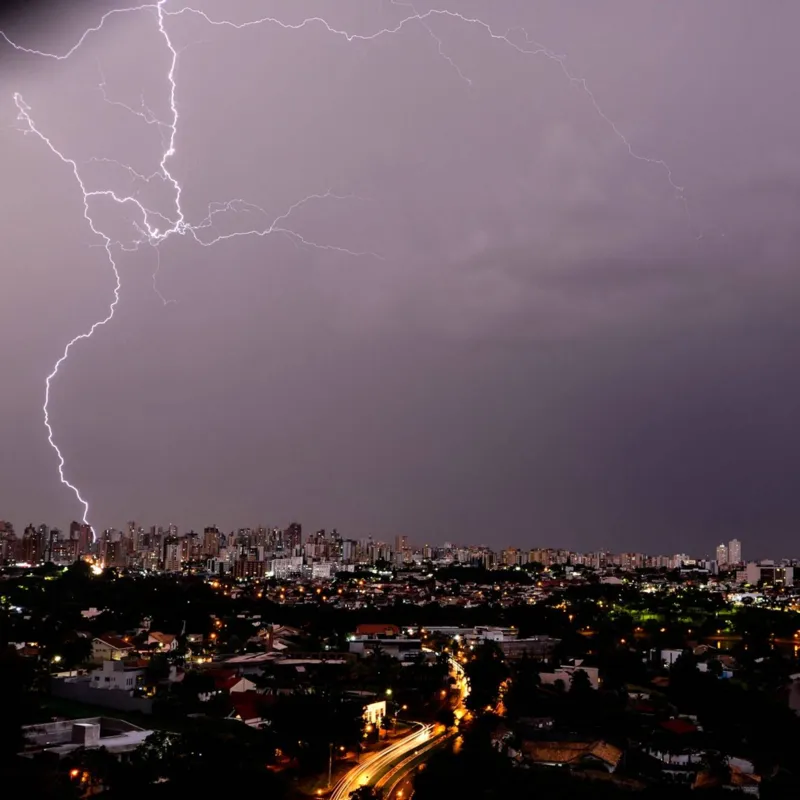 Imagem ilustrativa da imagem A CIDADE FALA - Raios e trovões