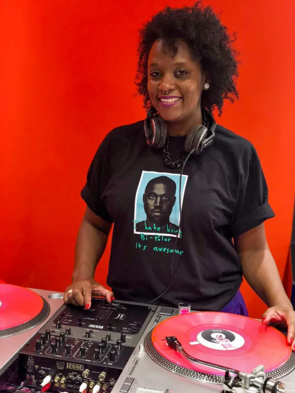 A DJ Tati Laser também participa do evento que vai reunir a força feminina do hip hop nacional