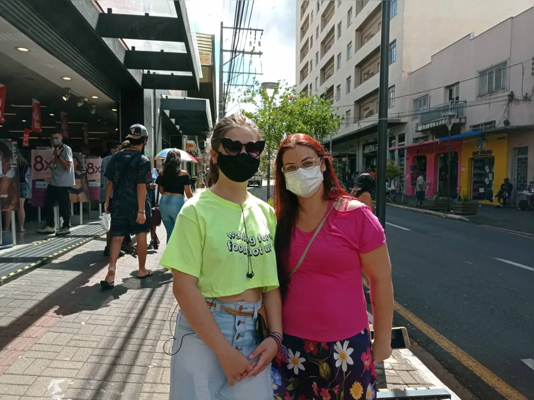 A técnica de enfermagem Elaine de Jesus e a filha Mel Chana concordam com o lockdown: "acho que é o certo".
