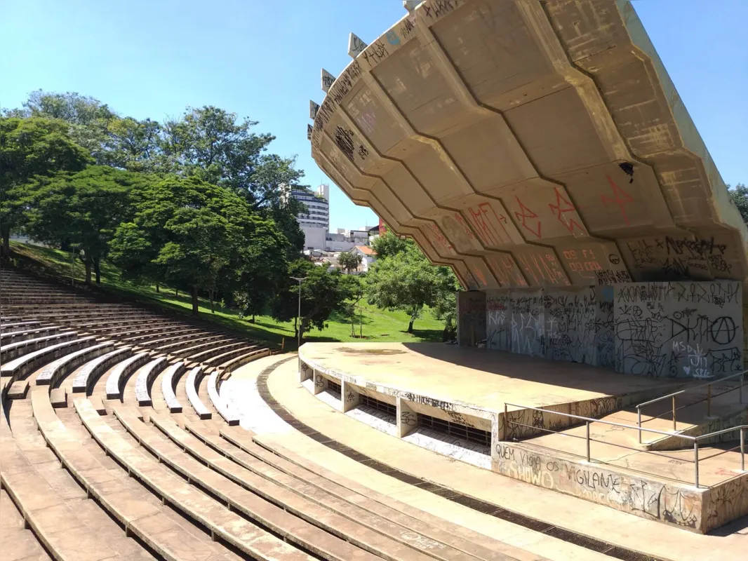 Anfiteatro foi inaugurado há três décadas: vandalismo e falta de intervenções resultaram na deterioração