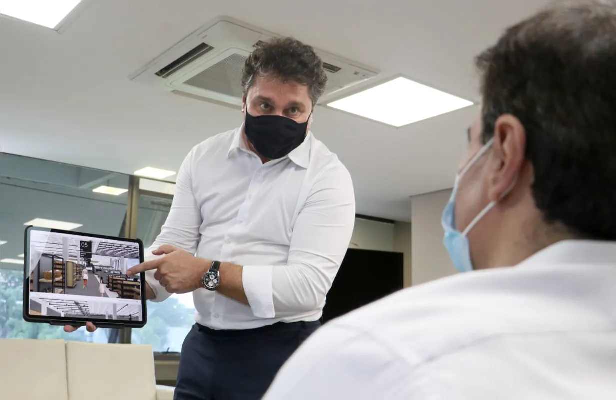 Diretor-presidente do grupo Angeloni, José Augusto Fretta, apresenta projeto ao prefeito Marcelo Belinati