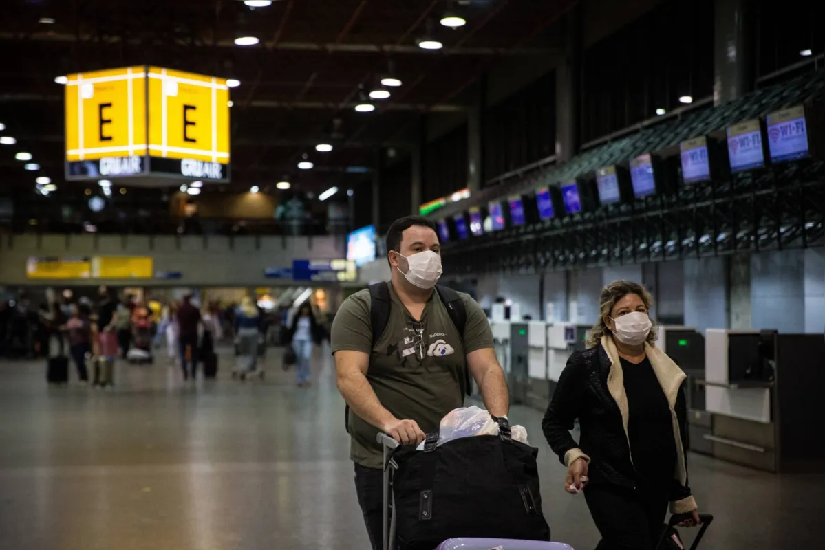 Imagem ilustrativa da imagem Anvisa aprova regras mais rígidas para uso de máscaras em aviões e aeroportos