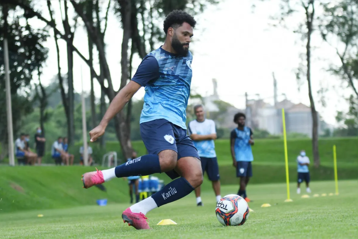 Depois de ficar quase um ano sem jogar, Lucas Costa quer recuperar a titularidade no Londrina 