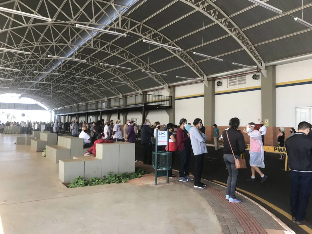 Imagem ilustrativa da imagem Arapongas tem fila ‘gigante’ para vacinação contra Covid