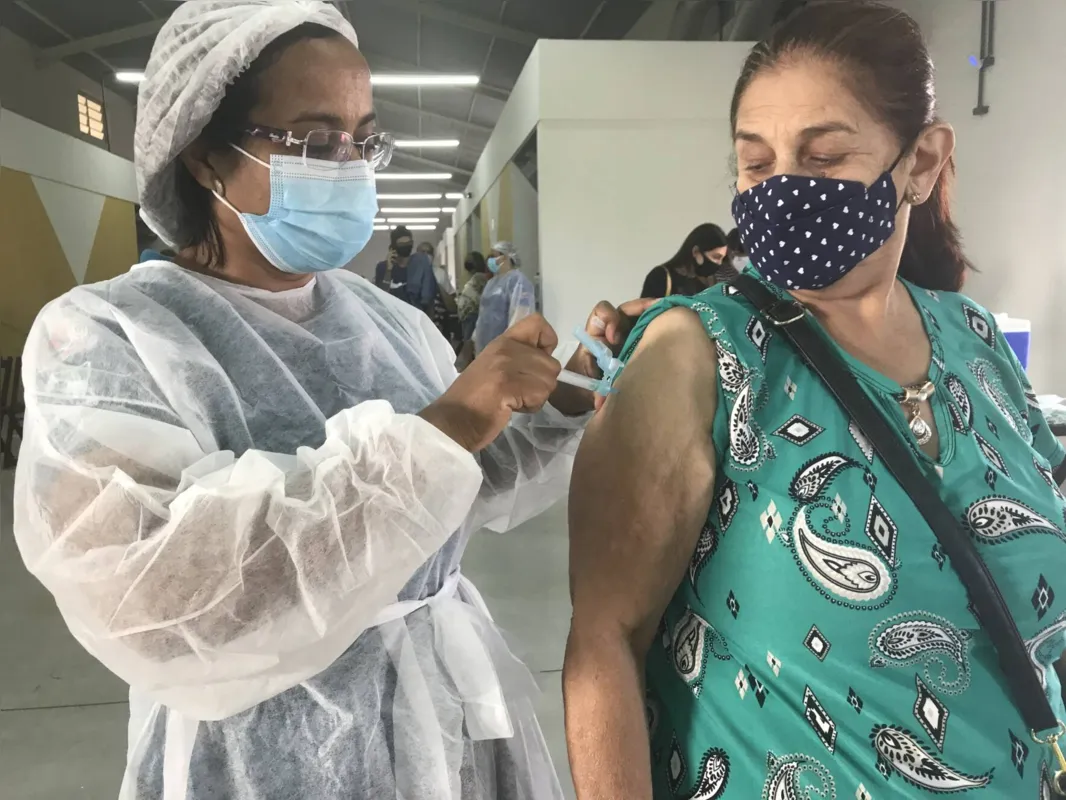 Iraci Figueiredo esperou quase duas horas para tomar a primeira dose: "Valeu a espera; me sinto mais protegida"