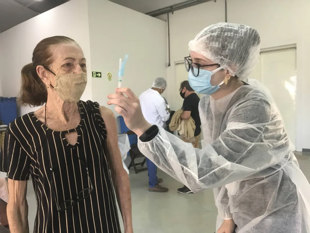 Augusta  Vendrametto recebeu a segunda dose: "Eu já perdei muitos amigos e sempre acreditei na vacina; hoje é um momento de grande alegria"