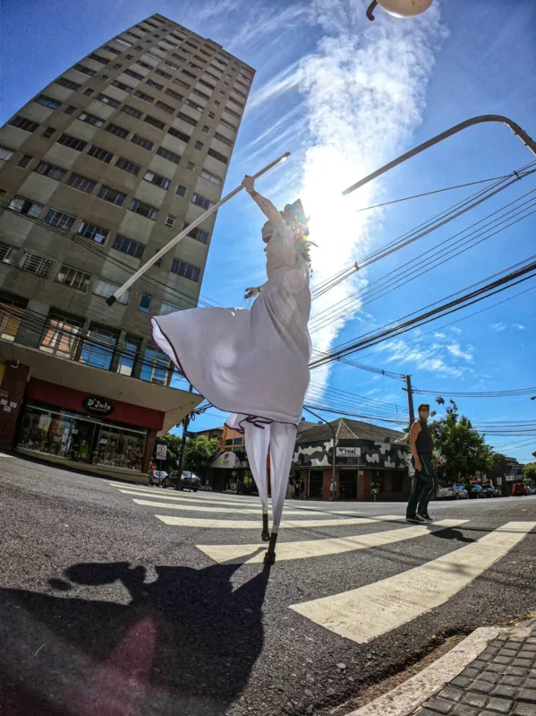"Queria nascer flor": cortejo solitário do performer Rogério Francisco Costa pelas ruas de Londrina integra campanha do MARL que se destina a amparar artistas na pandemia, ele leva um defumador, será para abrir caminhos?
