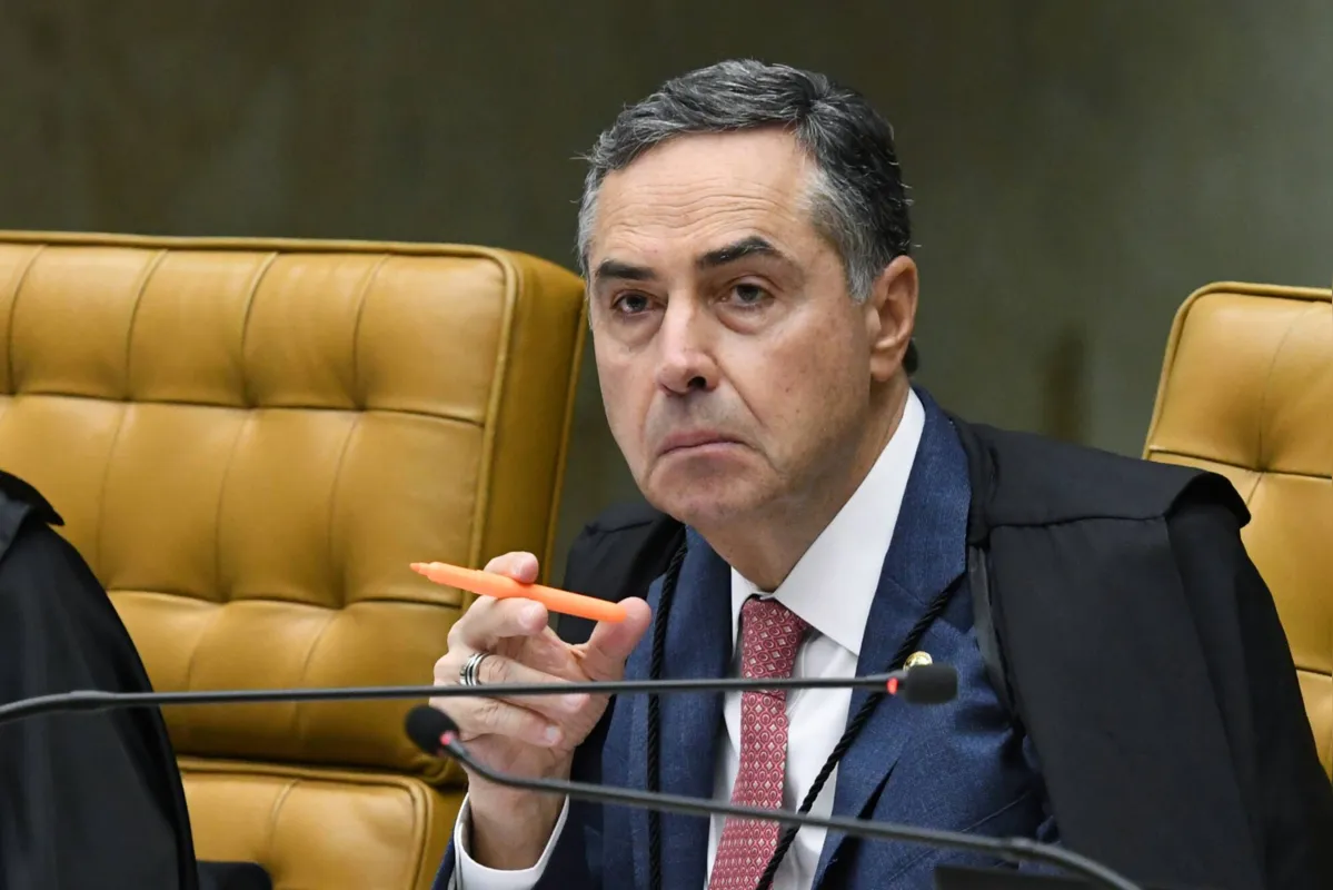 Imagem ilustrativa da imagem Barroso, do STF, manda presidente do Senado instalar CPI da Pandemia