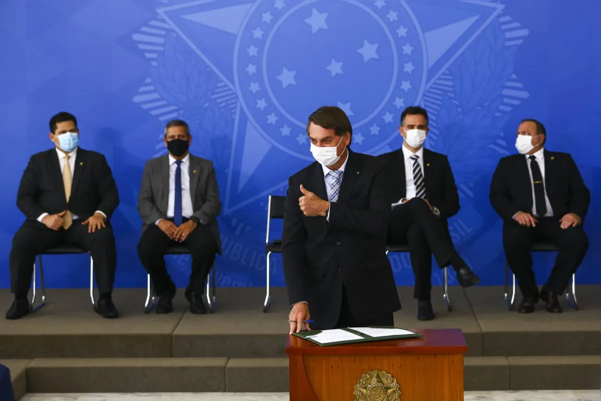 O presidente Jair Bolsonaro e seus ministros e auxiliares usaram máscara em evento no Palácio do Planalto 