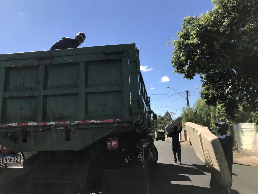 Em apenas duas horas de trabalho equipes da CMTU já haviam carregado cinco caminhões com entulhos  