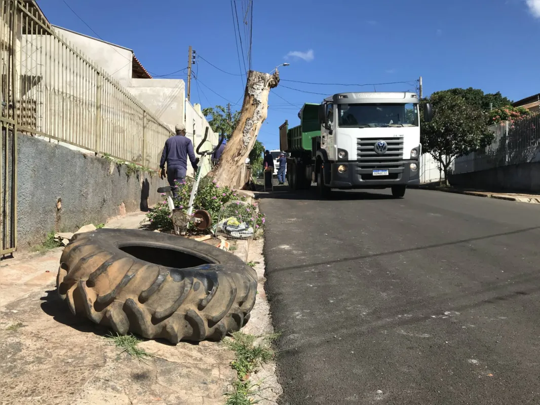Imagem ilustrativa da imagem Bota fora contra a dengue: equipes recolhem entulhos de bairros de Londrina