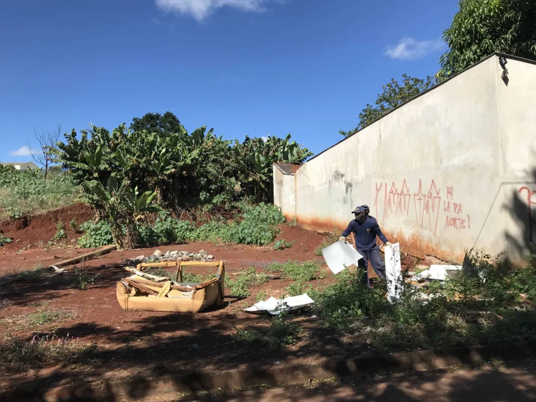 Imagem ilustrativa da imagem Bota fora contra a dengue: equipes recolhem entulhos de bairros de Londrina