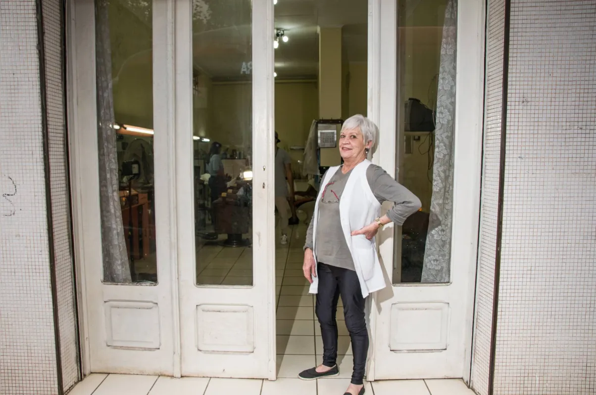 Imagem ilustrativa da imagem Cabeleireira que atuou no Salão Coroados morre em decorrência da Covid-19