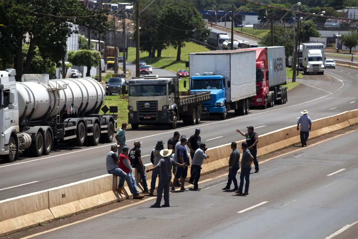 Imagem ilustrativa da imagem Caminhoneiros protestam na PR-445 contra reajuste dos combustíveis