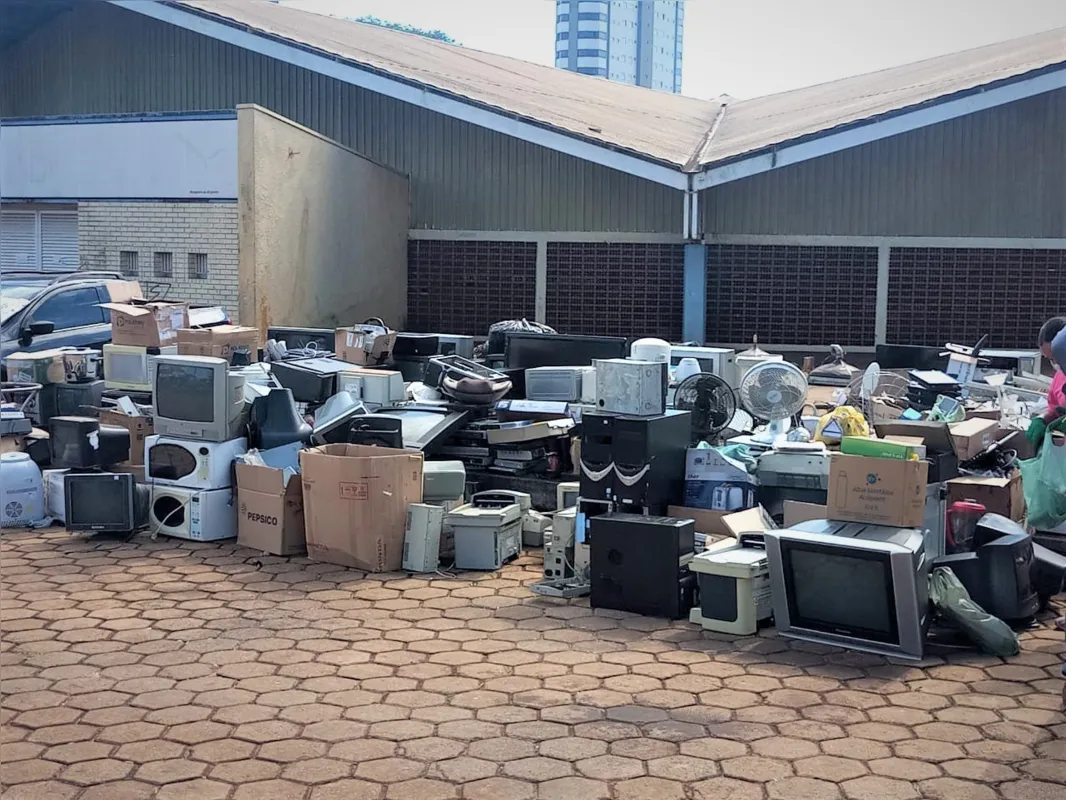 Imagem ilustrativa da imagem Campanha em Arapongas coleta lixo eletrônico e alimentos não perecíveis