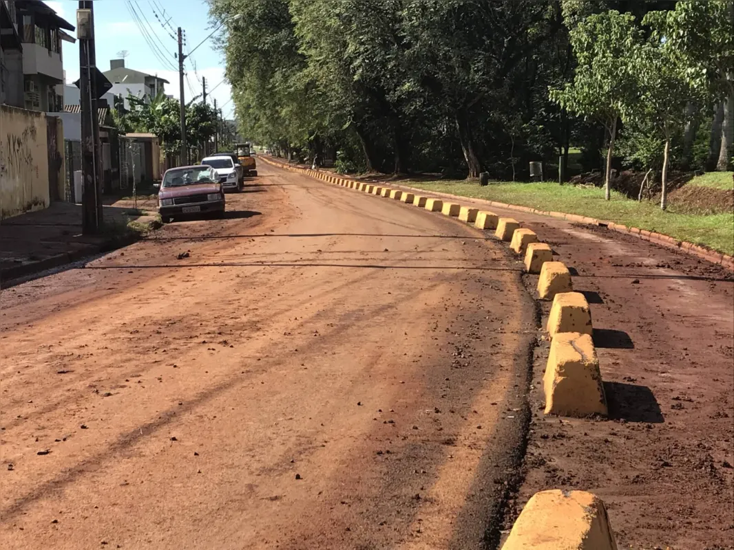 Imagem ilustrativa da imagem Casas e ruas são tomadas pela lama após temporal em Londrina