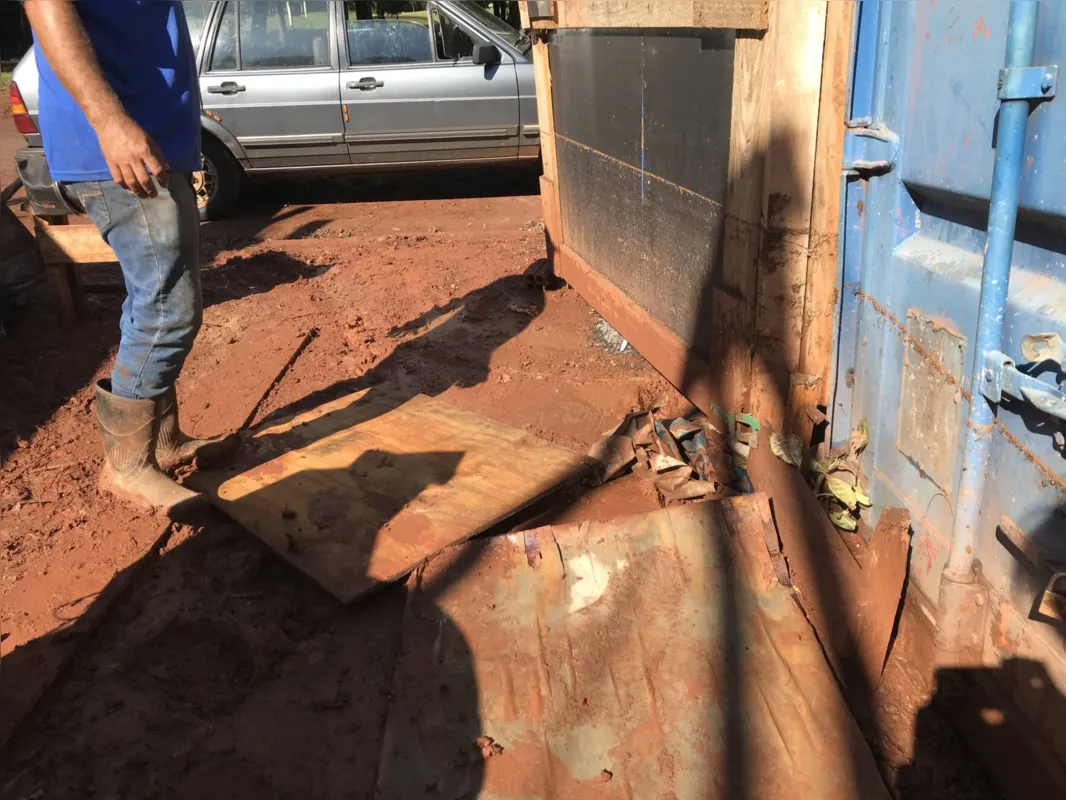 Imagem ilustrativa da imagem Casas e ruas são tomadas pela lama após temporal em Londrina
