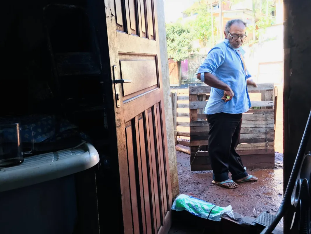 Imagem ilustrativa da imagem Casas e ruas são tomadas pela lama após temporal em Londrina