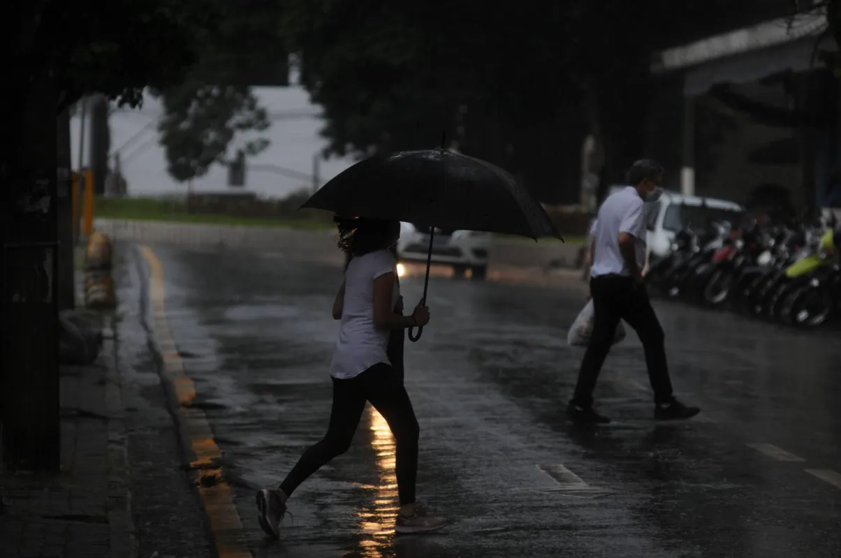 Imagem ilustrativa da imagem Chove no sábado e domingo volta a fazer sol em Londrina